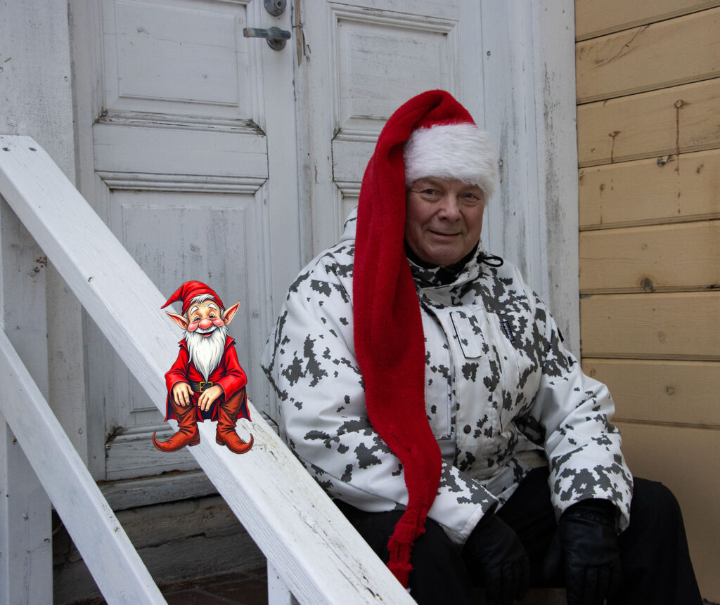 Jyrki Grönlund, eli mofa istuu portailla ja tonttuu istuu kaiteella.