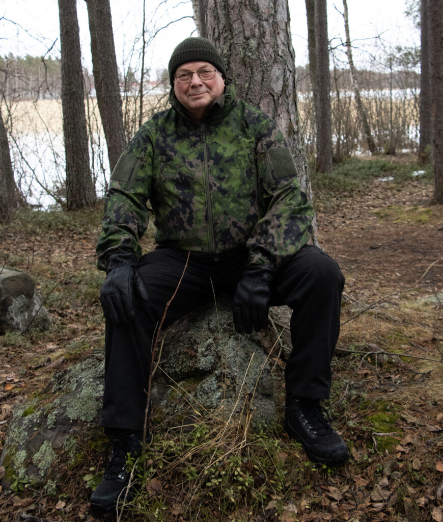 henkilokuva_kivella Jyrki Grönlund, eli mofa istuu kivellä.